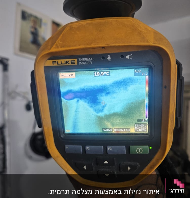 מד חום תרמי מציג טמפרטורה של 19.9 מעלות צלזיוס